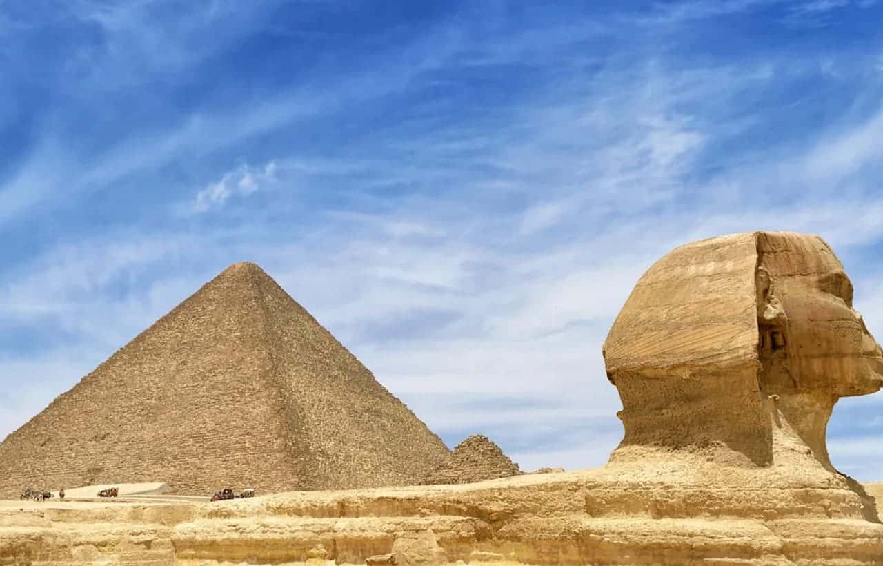 أهرامات الجيزة (مصر – ٢٥٦٠ ق. م)